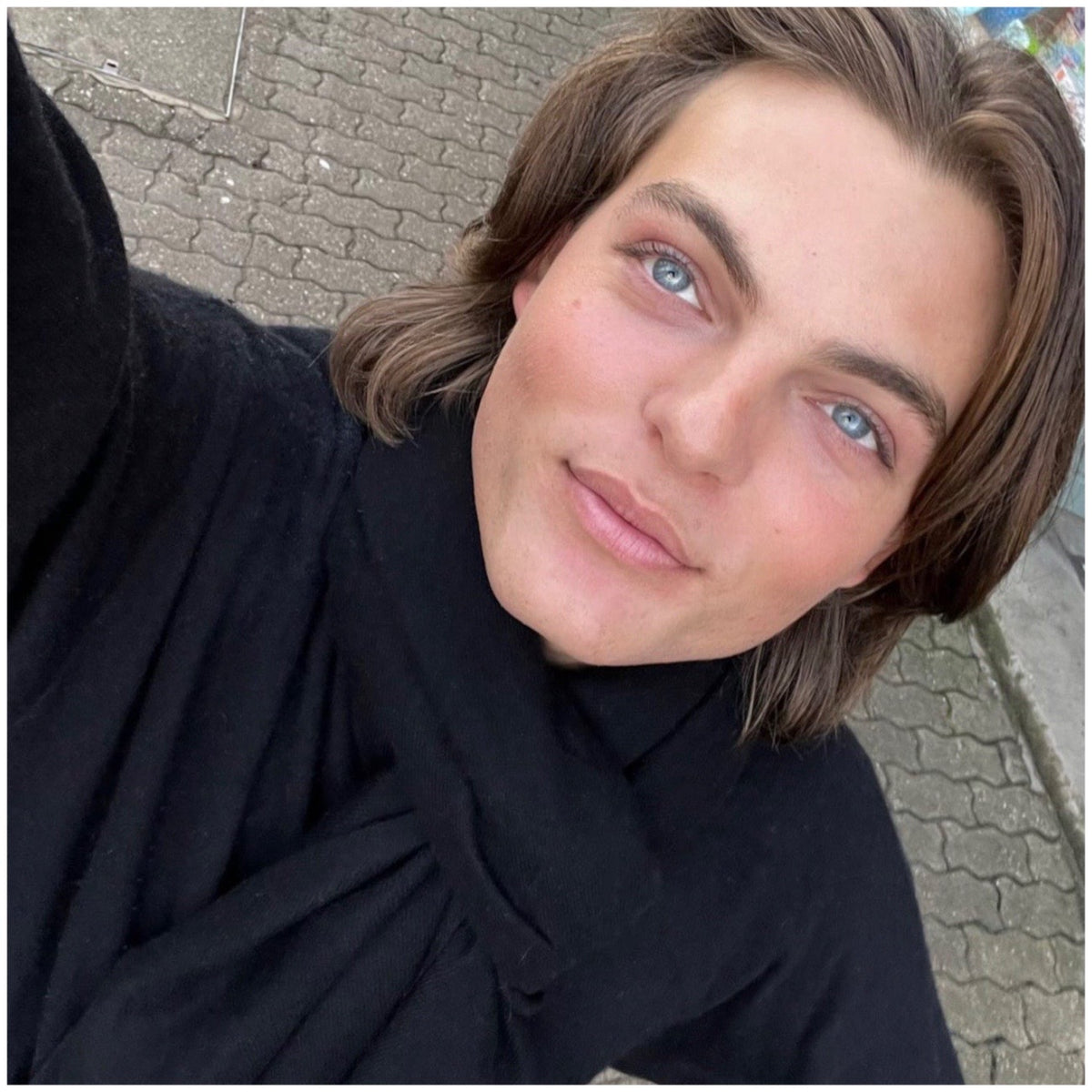 DAMIAN HURLEY IN HIS HEIDI WYNNE WRAP – Heidi Wynne 